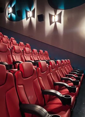 Sinema ve eğlence, televizyon şovu için boş kırmızı sinema koltukları ve film endüstrisi markalaşması