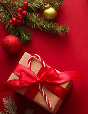 Noel hediyeleri, boks günü ve geleneksel bayram hediyeleri düz konum, kırmızı arka planda klasik Noel hediye kutuları, bayram süsleri ve düz dizayn dekorasyonları ile paketlenmiş
