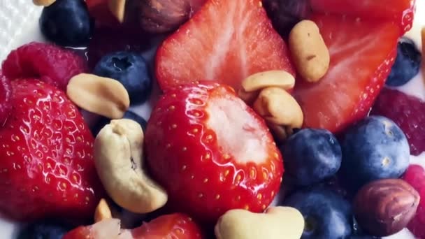Zdrowe Śniadanie Żywność Ekologiczna Truskawki Maliny Jagody Orzeszki Ziemne Jogurtem — Wideo stockowe