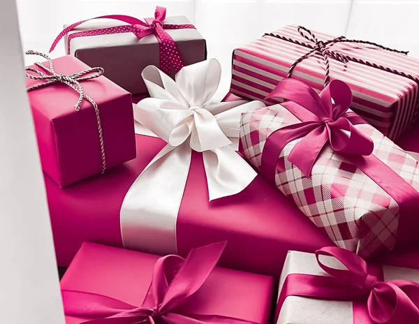 Ünnepi Ajándékok Csomagolt Luxus Ajándékok Rózsaszín Ajándékdobozok Meglepetésként Születésnapra Karácsonyra — Stock Fotó