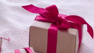 Pembe kurdeleli hediyeler ve hediyeler, Noel ve tatiller.