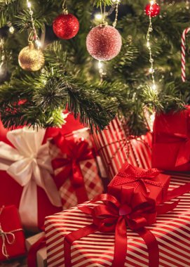 Noel hediyeleri ve bayram hediyeleri, süslü Noel ağacının altında klasik Noel hediye kutuları, mutlu tatiller ve boks günü teması