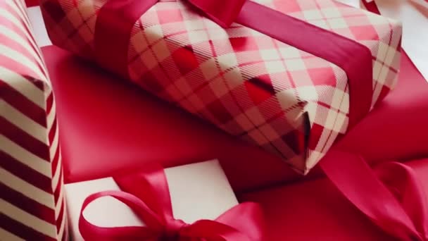 Різдвяні Подарунки Бокс День Традиційні Свята Подарунки Класичні Червоні Рожеві — стокове відео