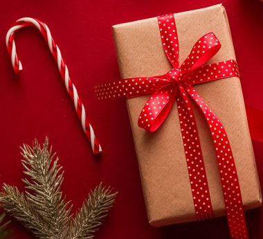 Noel hediyeleri, boks günü ve geleneksel bayram hediyeleri düz konum, kırmızı arka planda klasik Noel hediye kutuları, bayram süsleri ve düz dizayn dekorasyonları ile paketlenmiş