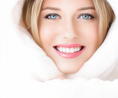 Beyaz kürklü güzel kadın, güzellik ve kış modası.