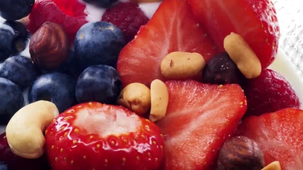 Café Manhã Saudável Alimentos Orgânicos Morangos Framboesas Mirtilos Amendoins Com — Vídeo de Stock