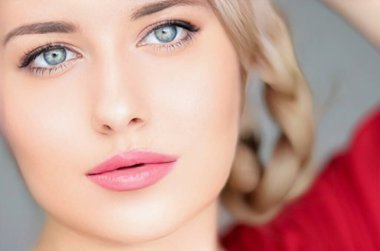 Güzellik, makyaj ve cilt, örgülü saç stili ve doğal makyajlı güzel bir kadının yüz portresi ve lüks sağlık kozmetik ürünleri, moda görünüşü ve cazibe tarzı için mükemmel bir cilt.
