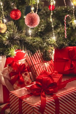 Noel hediyeleri ve bayram hediyeleri, süslü Noel ağacının altında klasik Noel hediye kutuları, mutlu tatiller ve boks günü teması