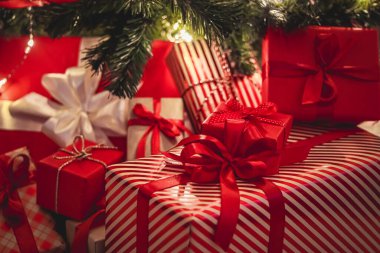 Noel hediyeleri ve bayram hediyeleri, süslü Noel ağacının altında klasik Noel hediye kutuları, mutlu tatiller ve boks günü teması