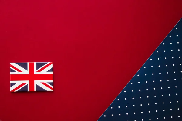Bandera Británica Sobre Fondo Plano Lunares Rojo Azul Como Telón — Foto de Stock