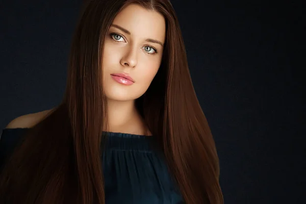 Piękno Makijaż Pielęgnacja Skóry Portret Pięknej Kobiety Długą Fryzurą Czarnym — Zdjęcie stockowe
