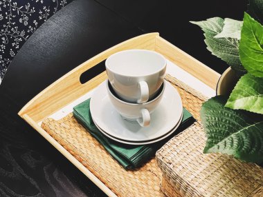 Ev dekorasyonu ve iç tasarım, mağazada bulunan bulaşık ürünleri, mobilya ve dekorasyon detayları