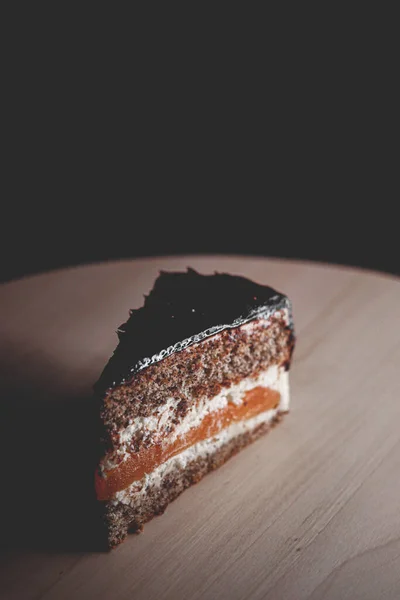 디저트와 카라멜 초콜릿을 곁들인 케이크 조각을 조리법으로 — 스톡 사진