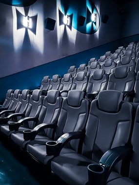 Sinema ve eğlence, televizyon şovu için boş karanlık sinema koltukları ve film endüstrisi markalaşması.