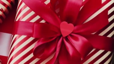 Noel hediyeleri, boks günü ve geleneksel tatil hediyeleri, klasik kırmızı ve pembe Xmas hediye kutuları, yeni yıl, doğum günü, sevgililer günü ve tatil konsepti için paketlenmiş lüks hediyeler.