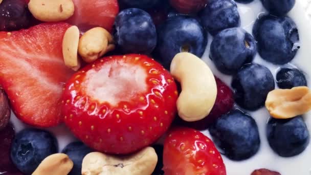 Desayuno Saludable Comida Orgánica Fresas Frambuesas Arándanos Cacahuetes Con Yogur — Vídeo de stock