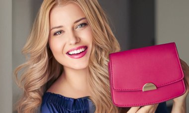 Moda ve aksesuarlar, küçük pembe bir çanta taşıyan mutlu güzel bir kadın içinde altın detaylar olan şık bir aksesuar ve lüks alışveriş konsepti olan küçük pembe bir çanta.