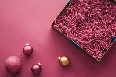 Noel hediyesi ve güzellik kutusu abonelik paketi lüks xmas hediye veya ürün için, boş hediye kutusu düz pembe arka planda yatıyordu çevrimiçi alışveriş teslimatı, düz döşeme kopyalama alanı