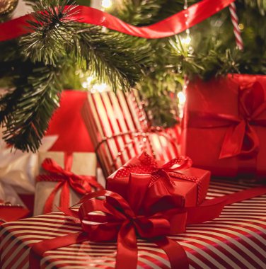 Noel hediyeleri ve bayram hediyeleri, süslü Noel ağacının altında klasik Noel hediye kutuları, mutlu tatiller ve boks günü teması