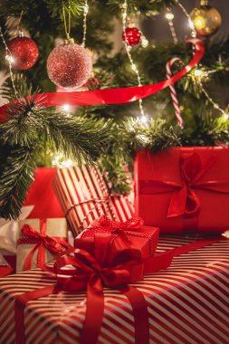 Noel hediyeleri ve bayram hediyeleri, süslü Noel ağacının altında klasik Noel hediye kutuları, mutlu tatiller ve boks günü teması