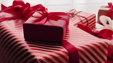 Noel hediyeleri, boks günü ve geleneksel tatil hediyeleri, klasik kırmızı ve pembe Xmas hediye kutuları, yeni yıl, doğum günü, sevgililer günü ve tatil konsepti için paketlenmiş lüks hediyeler.