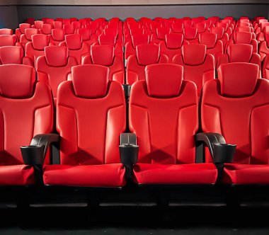 Sinema ve eğlence, televizyon şovu için boş kırmızı sinema koltukları ve film endüstrisi markalaşması