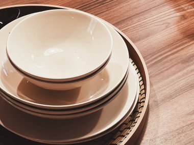 Ev dekorasyonu ve iç tasarım, mağazada bulunan bulaşık ürünleri, mobilya ve dekorasyon detayları