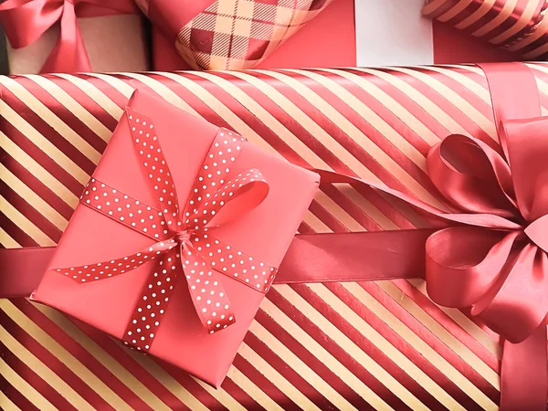 Ünnepi Ajándékok Csomagolt Luxus Ajándékok Korall Ajándékdobozok Meglepetésként Születésnapra Karácsonyra — Stock Fotó