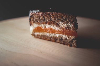 Tatlı ve tatlı yemek, kremalı, karamel ve çikolatalı bir dilim pasta tatil yemeği tarifi fikri.