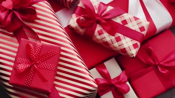 圣诞礼物 拳击日和传统节日礼物 经典红粉圣诞礼物盒 新年礼物包 生日礼物 情人节礼物和节日礼物 — 图库视频影像
