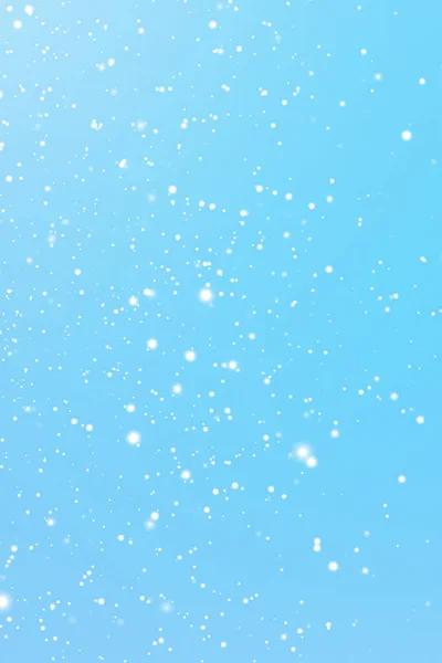 冬の休日や冬の背景 青い背景に降る白い雪 雪の結晶ボケや雪の粒子は クリスマスや雪の休日のデザインのための抽象的な雪のシーンとして 高品質 — ストック写真