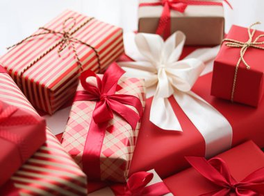 Noel hediyeleri, boks günü ve geleneksel bayram hediyeleri klasik Noel hediye kutuları, doğum günü için paketlenmiş lüks hediyeler, yeni yıl, sevgililer günü ve tatil konsepti.