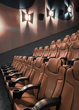 Sinema ve eğlence, TV şovu için boş kahverengi sinema koltukları ve film endüstrisi markalaşması