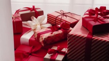 Noel hediyeleri, boks günü ve geleneksel tatil hediyeleri, klasik kırmızı ve pembe Xmas hediye kutuları, yeni yıl, doğum günü, sevgililer günü ve tatil konsepti için paketlenmiş lüks hediyeler.