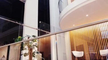 Varşova, Polonya yaklaşık Aralık 2022: Modern ofis mobilyaları ve modern ofis binası, mimari ve şehir merkezi manzarası içindeki iç tasarım