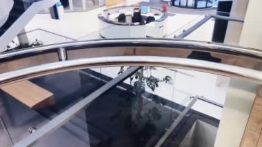 Varşova, Polonya yaklaşık Aralık 2022: Çağdaş ofis binası, mimari ve şehir merkezi manzarası içindeki modern cam asansör