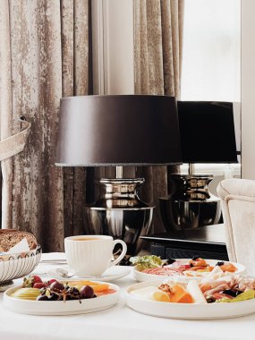 Lüks otel ve beş yıldızlı oda servisi, çeşitli yemek tabakları, ekmek ve kahve seyahat ve konukseverlik markası olarak oda kahvaltısı.