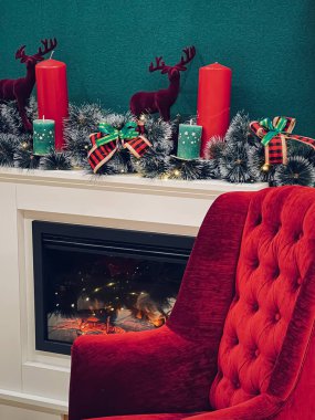 Noel, tatiller ve dekorlar, rahat koltuklar, Noel ağacı, hediyeler, ve kırsal evdeki şömine kış tatillerinde süslenip püslenmiş..