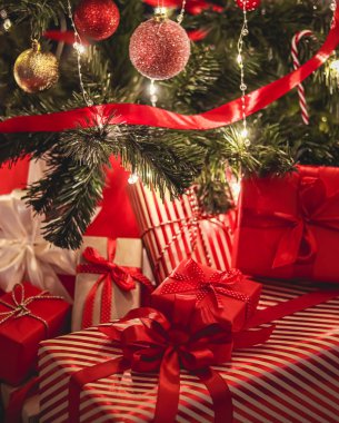 Noel hediyeleri ve bayram hediyeleri, süslü Noel ağacının altında klasik Noel hediye kutuları, mutlu tatiller ve boks günü teması