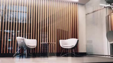 Varşova, Polonya yaklaşık Aralık 2022: Modern ofis mobilyaları ve modern ofis binası, mimari ve şehir merkezi manzarası içindeki iç tasarım