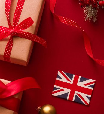 Noel, boks günü ve Birleşik Krallık bayrağı, geleneksel bayram hediyeleri, kırmızı arka planda hediyeler düzlük, paketlenmiş hediyeler ve bayram süsleri, düz dizayn süslemeleri.