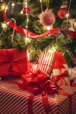 Noel hediyeleri ve bayram hediyeleri, süslü Noel ağacının altında klasik Noel hediye kutuları, mutlu tatiller ve boks günü teması