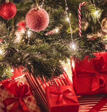 Noel hediyeleri ve bayram hediyeleri, süslü Noel ağacının altında klasik Noel hediye kutuları, mutlu tatiller ve boks günü teması