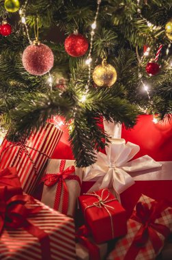 Noel hediyeleri ve bayram hediyeleri, süslü Noel ağacının altında klasik Noel hediye kutuları, mutlu tatiller ve boks günü teması