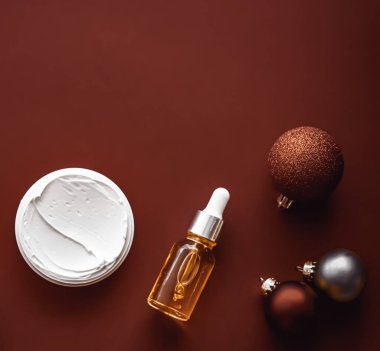 Güzellik ürünleri ve Noel, lüks cilt bakımı, spa ve kozmetik saç veya vücut bakım ürünleri düz uzanan çikolata arka plan, sağlık kozmetik bayram hediyesi, çevrimiçi alışveriş teslimatı, flatlay.