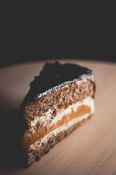デザートと甘い食べ物 クリームと層状ケーキのスライス 休日の治療レシピのアイデアとしてキャラメルとチョコレート ロイヤリティフリーのストック画像