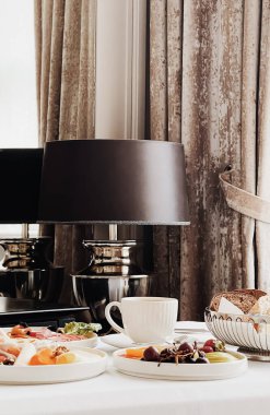 Lüks otel ve beş yıldızlı oda servisi, çeşitli yemek tabakları, ekmek ve kahve seyahat ve konukseverlik markası olarak oda kahvaltısı.