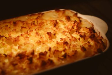 Konforlu yemekler ve geleneksel İngiliz mutfağı, kırsal mutfakta fırında balık turtası pişirmek, ev yapımı yemek tarifi fikri.