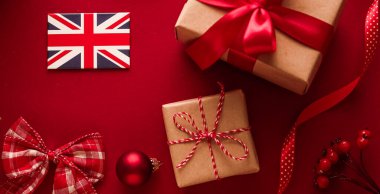 Noel, boks günü ve Birleşik Krallık bayrağı, geleneksel bayram hediyeleri, kırmızı arka planda hediyeler düzlük, paketlenmiş hediyeler ve bayram süsleri, düz dizayn süslemeleri.