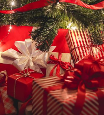 Noel hediyeleri ve bayram hediyeleri, süslü Noel ağacının altında klasik Noel hediye kutuları, mutlu tatiller ve boks günü teması